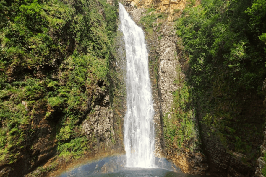 Secret Waterfall in Chapada dos Veadeiros, Goiás: crystal-clear waterfall amidst the preserved nature of the Brazilian cerrado.