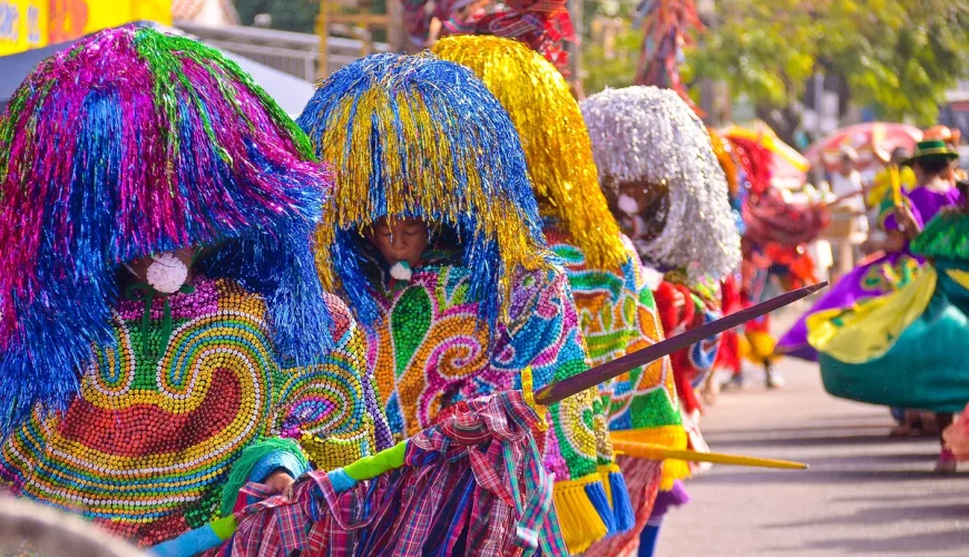 Maracatu no Carnaval do Brasil — dançarinos com trajes coloridos nas ruas durante a maior festa do mundo