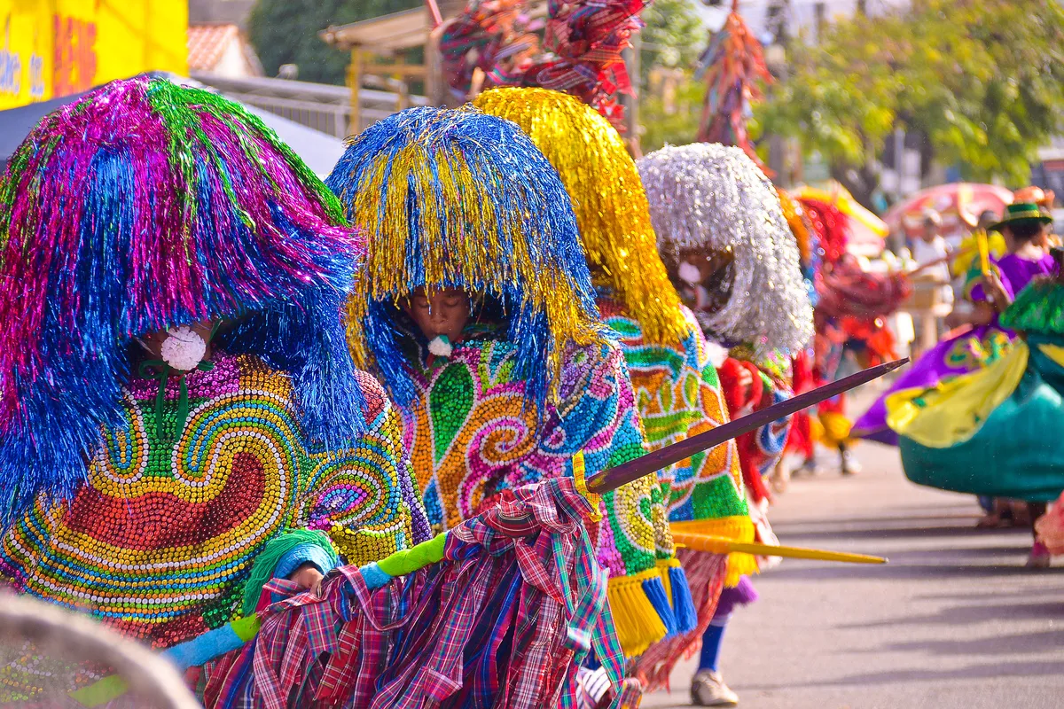 Bailarines de Maracatu en el Carnaval de Brasil — trajes coloridos en la fiesta más grande del mundo