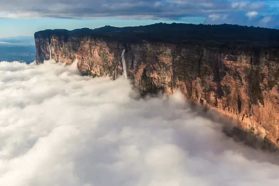Monte Roraima émergeant au-dessus des nuages avec falaises de grès rouge et cascade, expédition 10 jours Brésil