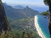 Una vista privilegiata dalla Garganta do Céu sulla spiaggia di São Conrado, la Barra da Tijuca, il Morro Dois Irmãos e la Lagoa Rodrigo de Freitas, incorniciata dalle rocce della Pedra da Gávea e dalla foresta atlantica, a Rio de Janeiro, Brasile.