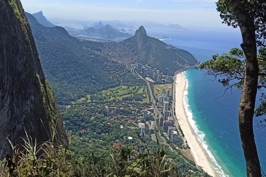 Vista privilegiada desde la Garganta do Céu sobre la playa de São Conrado, la Barra da Tijuca, el Morro Dois Irmãos y la Lagoa Rodrigo de Freitas, enmarcada por las rocas de la Pedra da Gávea y la mata atlántica, en Río de Janeiro, Brasil.