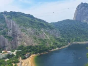 Vista del Pan di Zucchero e del Morro da Urca dal Morro da Babilónia, con la funivia in movimento, la Praia Vermelha e la Baia di Guanabara sullo sfondo, a Rio de Janeiro, Brasile.