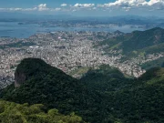 Vista panoramica dal Pico da Tijuca sulla città di Rio de Janeiro, con la Foresta di Tijuca in primo piano, la Baia di Guanabara, il ponte Rio-Niterói e il Pan di Zucchero sullo sfondo, Rio de Janeiro, Brasile.
