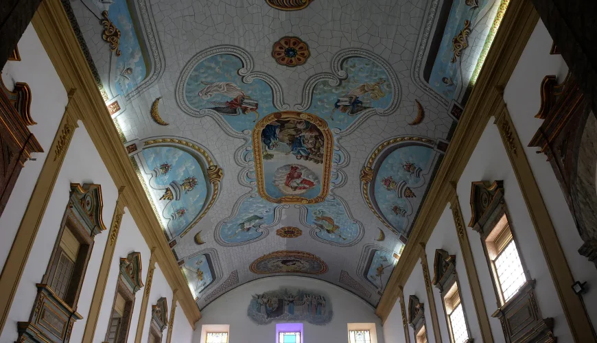 Teto barroco com pinturas religiosas numa igreja histórica do Centro Histórico de São Luís, Maranhão