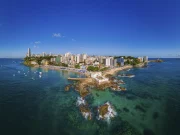 Vista aerea di Salvador con la spiaggia di Barra, il faro e il litorale sul mare turchese, Bahia