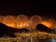 Fuochi d'artificio di Capodanno sulla spiaggia di Copacabana a Rio de Janeiro nella notte di San Silvestro.